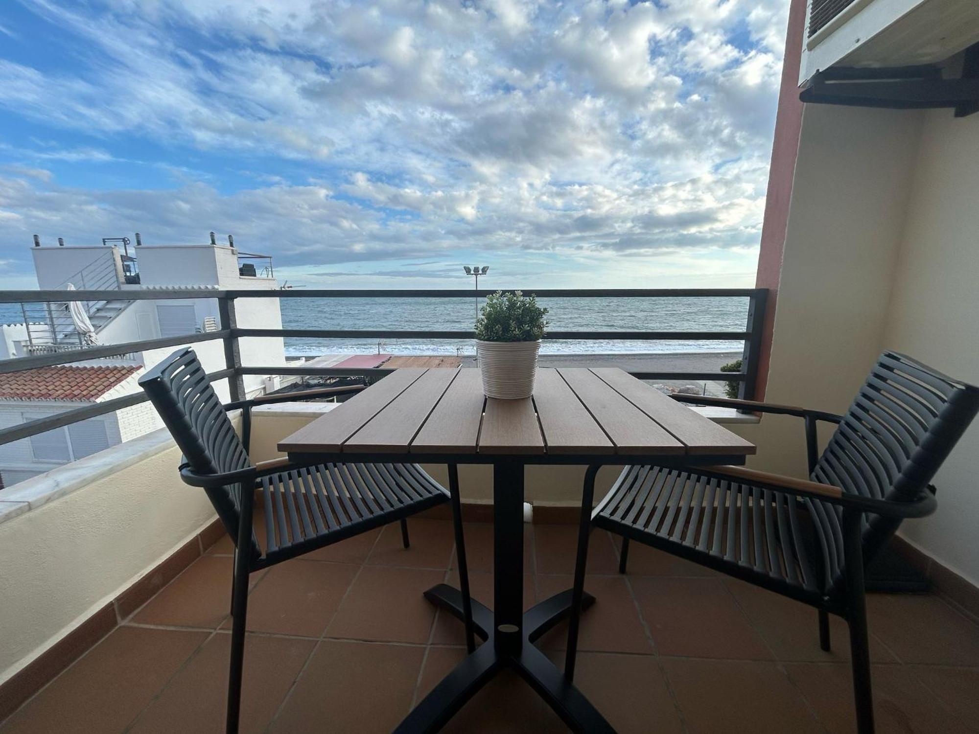 Maravilloso Apartamento En Primera Linea De Playa Con Vistas Al Mar En Caleta De Velez 2 D Extérieur photo