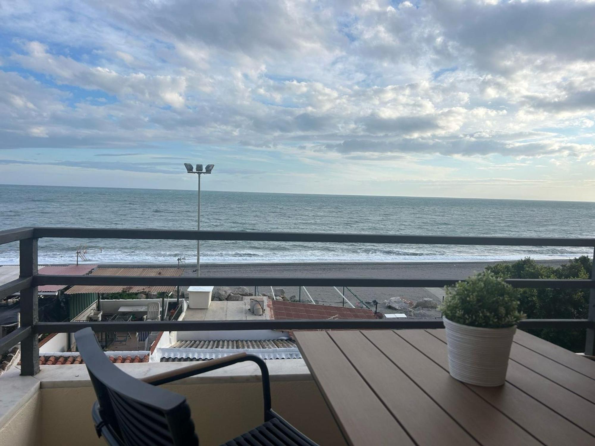 Maravilloso Apartamento En Primera Linea De Playa Con Vistas Al Mar En Caleta De Velez 2 D Extérieur photo